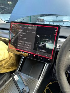 Tesla Model 3更換中控電腦